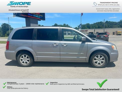 Used 2013 Chrysler Town & Country Touring FWD image 3