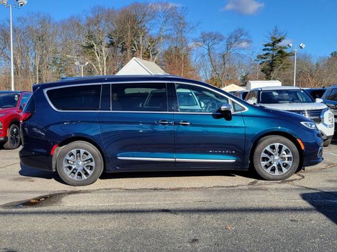 Used 2023 Chrysler Pacifica Pinnacle image 6