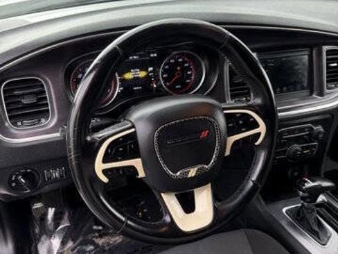 Used 2018 Dodge Charger SXT image 12