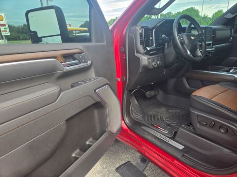 Used 2025 Chevrolet Silverado 2500 High Country w/ Technology Package AWD/4WD image 6