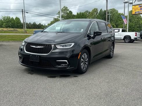 Used 2024 Chrysler Pacifica Limited FWD image 8