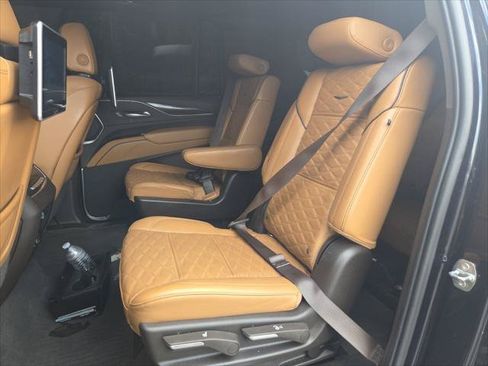 Used 2022 Cadillac Escalade ESV Premium Luxury AWD/4WD image 16