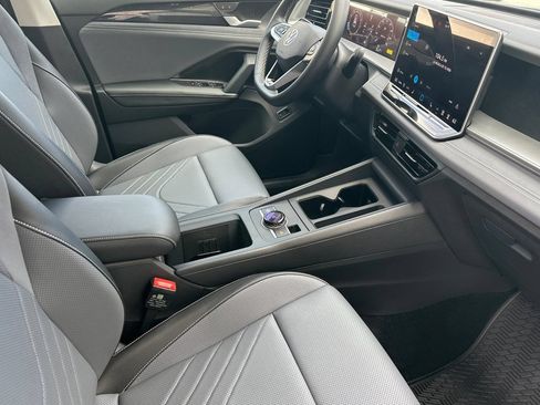New 2026 Volkswagen Tiguan SE FWD image 14