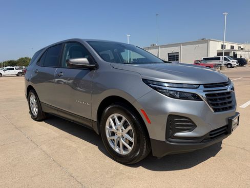 Used 2023 Chevrolet Equinox LS w/ LS Convenience Package FWD image 2