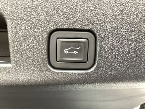 Used 2025 Chevrolet Traverse LT image 17