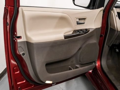 Used 2019 Toyota Sienna XLE Premium FWD image 37
