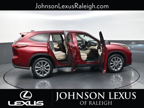 Used 2020 Toyota Highlander Limited FWD image 34
