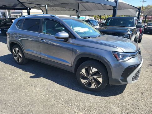 Used 2025 Volkswagen Taos SE image 4