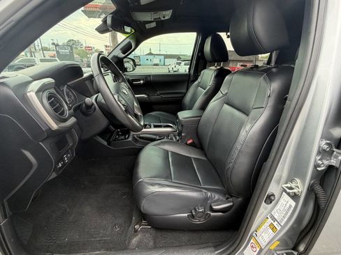 Used 2019 Toyota Tacoma Limited image 11