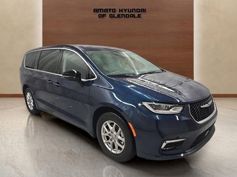Used 2024 Chrysler Pacifica Touring-L image 8