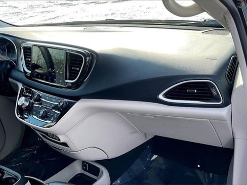 Used 2024 Chrysler Pacifica Touring-L image 16