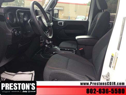 Used 2025 Jeep Wrangler Unlimited Rubicon AWD/4WD image 10