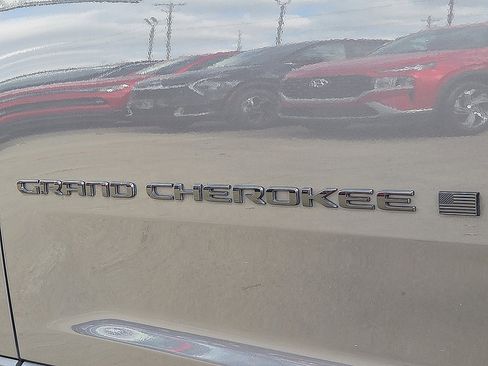 Used 2024 Jeep Grand Cherokee L Laredo image 9