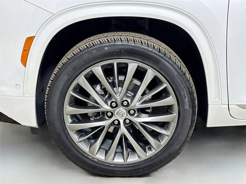 Used 2025 Buick Enclave Avenir image 32