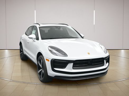 Certified 2026 Porsche Macan AWD/4WD image 27