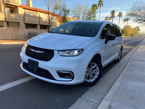 Used 2024 Chrysler Pacifica Touring-L image 2