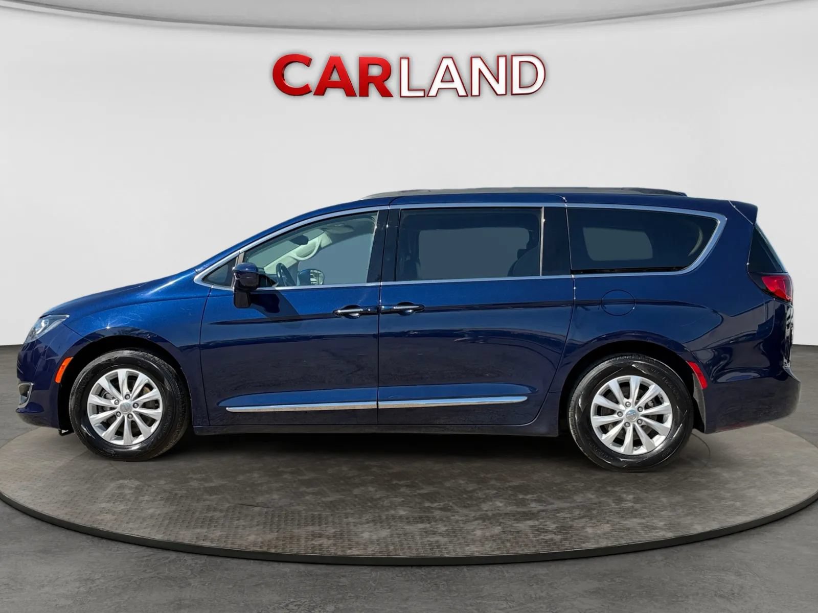 Used 2017 Chrysler Pacifica Touring-L FWD image 2