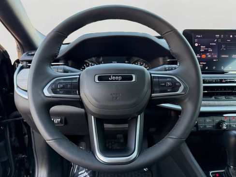 Used 2025 Jeep Compass Latitude w/ Sun & Sound Group AWD/4WD image 19