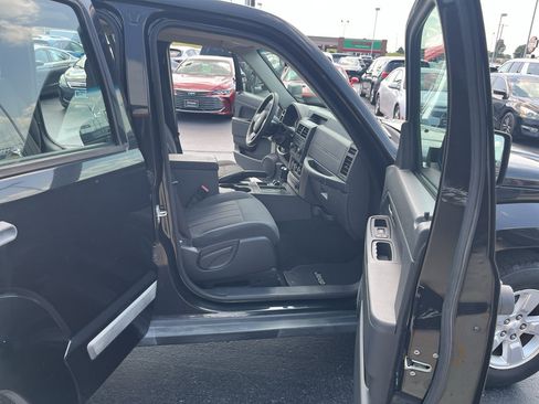 Used 2012 Jeep Liberty Sport AWD/4WD image 32