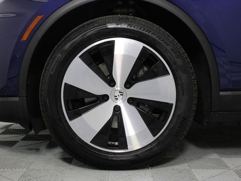 Certified 2025 Porsche Macan 4 Electric image 28