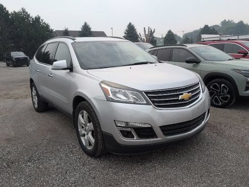 Used 2016 Chevrolet Traverse LT w/ Style and Technology Package FWD image 3