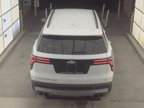 Used 2024 Chevrolet Traverse LT image 10