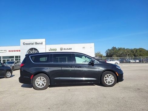 Used 2024 Chrysler Pacifica Touring-L image 6