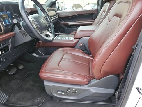 Used 2024 Ford Expedition Limited image 11