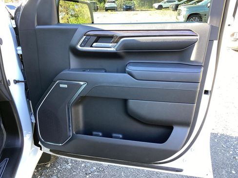 Used 2024 Chevrolet Silverado 1500 LT Trail Boss w/ Convenience Package II image 8