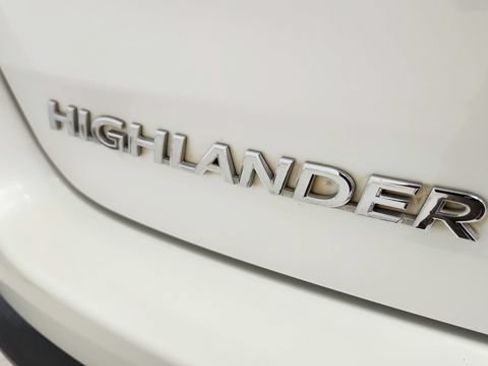 Used 2015 Toyota Highlander Limited Platinum FWD image 32
