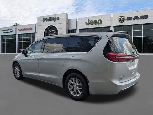 New 2026 Chrysler Pacifica Select FWD image 5