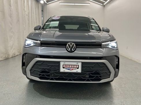 Used 2025 Volkswagen Taos SE AWD/4WD image 3