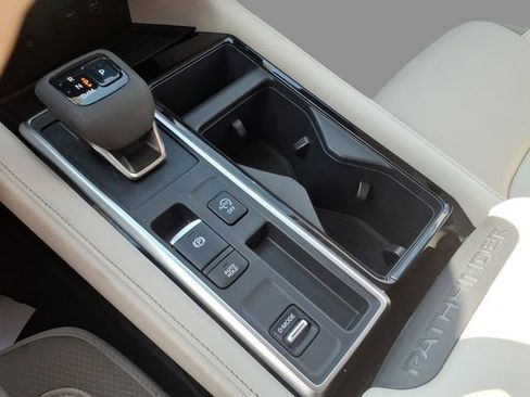 Used 2025 Nissan Pathfinder SL image 24