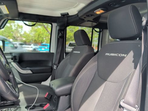 Used 2017 Jeep Wrangler Unlimited Rubicon w/ Connectivity Group AWD/4WD image 9