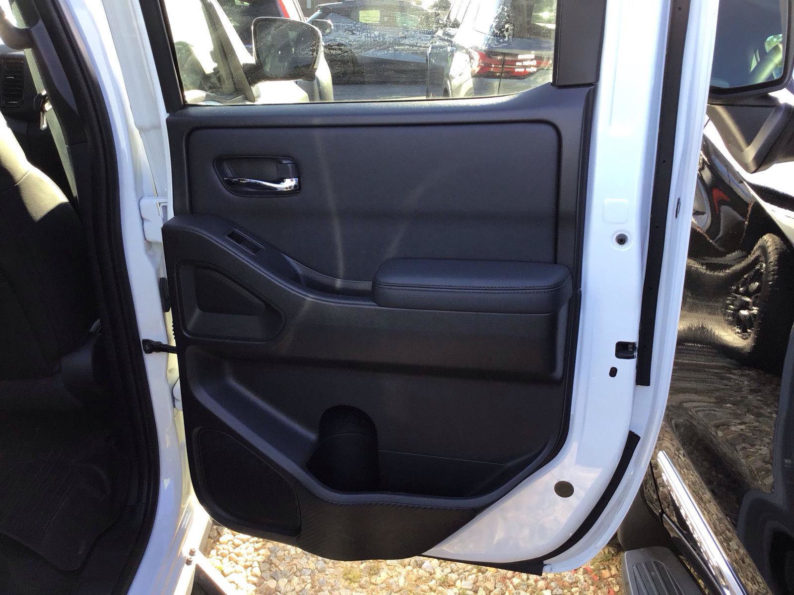 Used 2022 Nissan Frontier 4x4 Crew Cab image 6