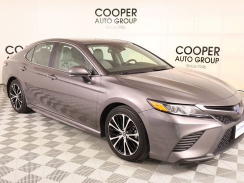 Used 2019 Toyota Camry SE w/ Sunroof Package FWD image 1