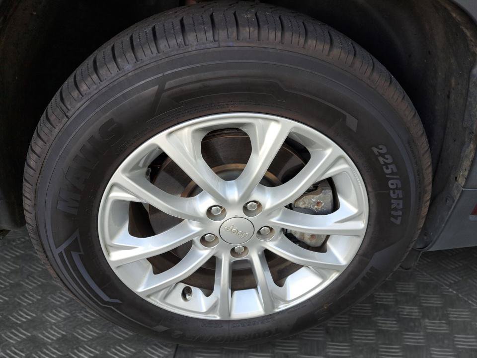 Used 2019 Jeep Cherokee Latitude w/ Popular Appearance Group FWD image 19
