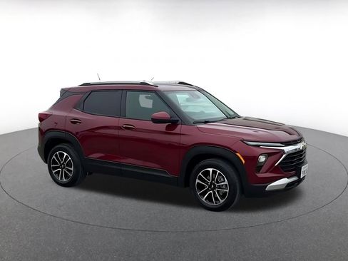 Used 2025 Chevrolet TrailBlazer LT image 2