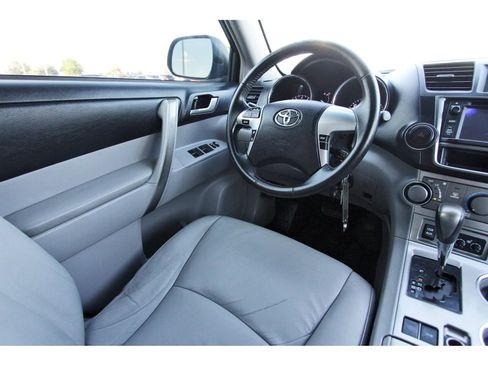 Used 2013 Toyota Highlander SE FWD image 11