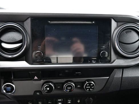 Used 2018 Toyota Tacoma TRD Sport w/ Technology Package image 9