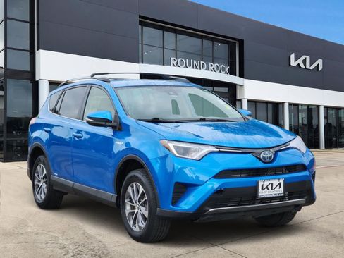 Used 2018 Toyota RAV4 LE AWD/4WD image 3