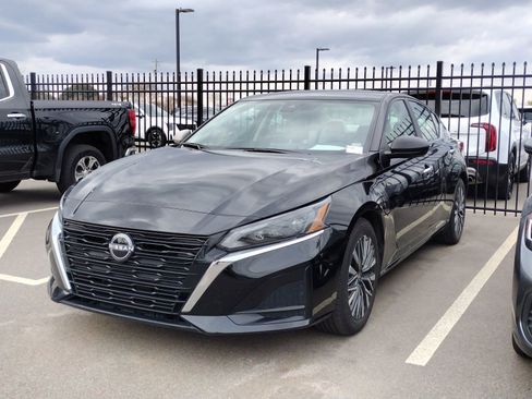 Used 2025 Nissan Altima 2.5 SV image 3