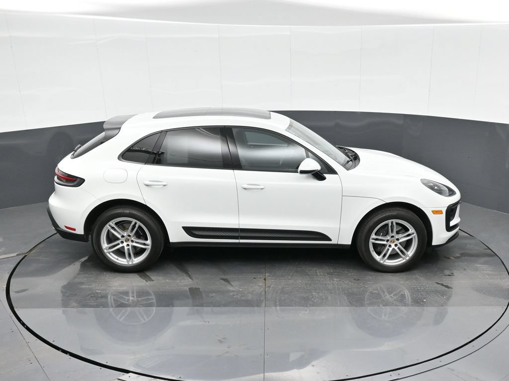 Certified 2025 Porsche Macan AWD/4WD image 31