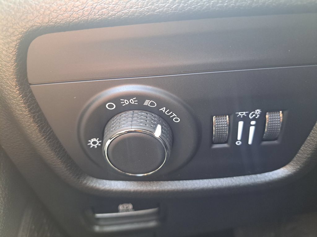 Certified 2025 Jeep Grand Cherokee Laredo X AWD/4WD image 26