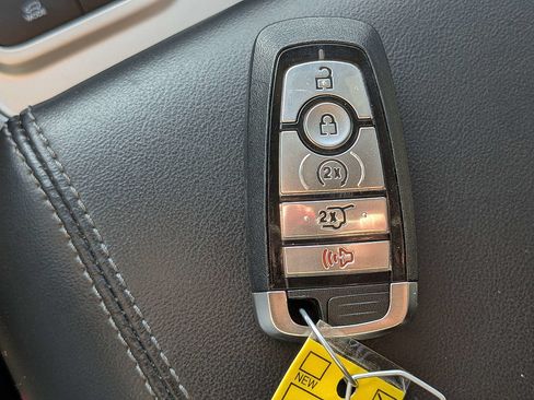 Used 2022 Ford Explorer XLT w/ Equipment Group 202A RWD image 33
