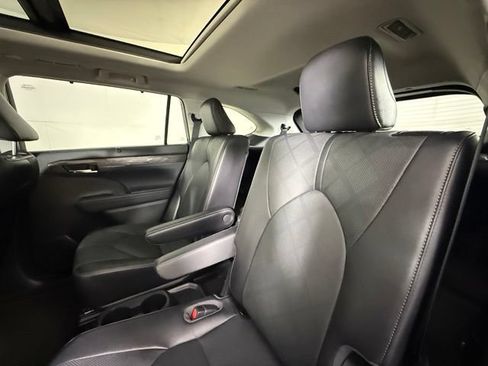 Used 2022 Toyota Highlander Platinum AWD/4WD image 24