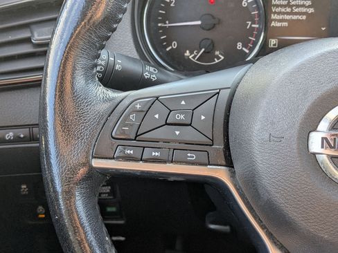 Used 2017 Nissan Rogue SV image 18