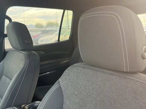 Used 2025 Chevrolet Traverse LT image 6