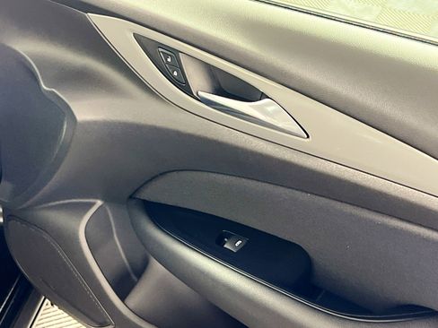 Used 2018 Buick Regal Preferred image 33