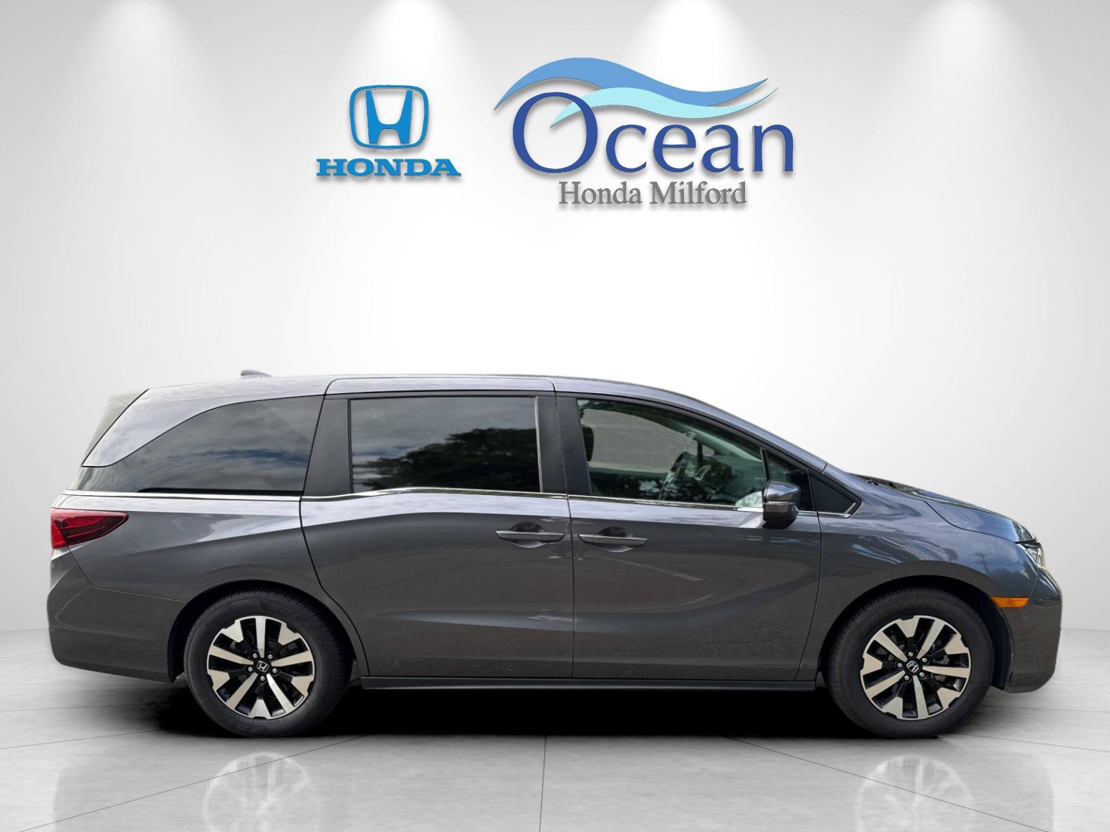Used 2025 Honda Odyssey EX-L image 2